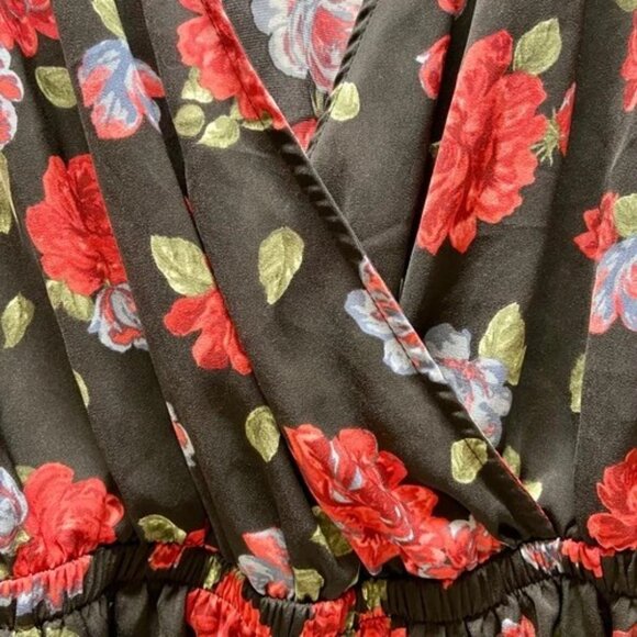 Torrid Peplum Blouse Women's 2/2X Black Red Floral Wrap Look Short Sleeve EUC - Picture 2 of 11